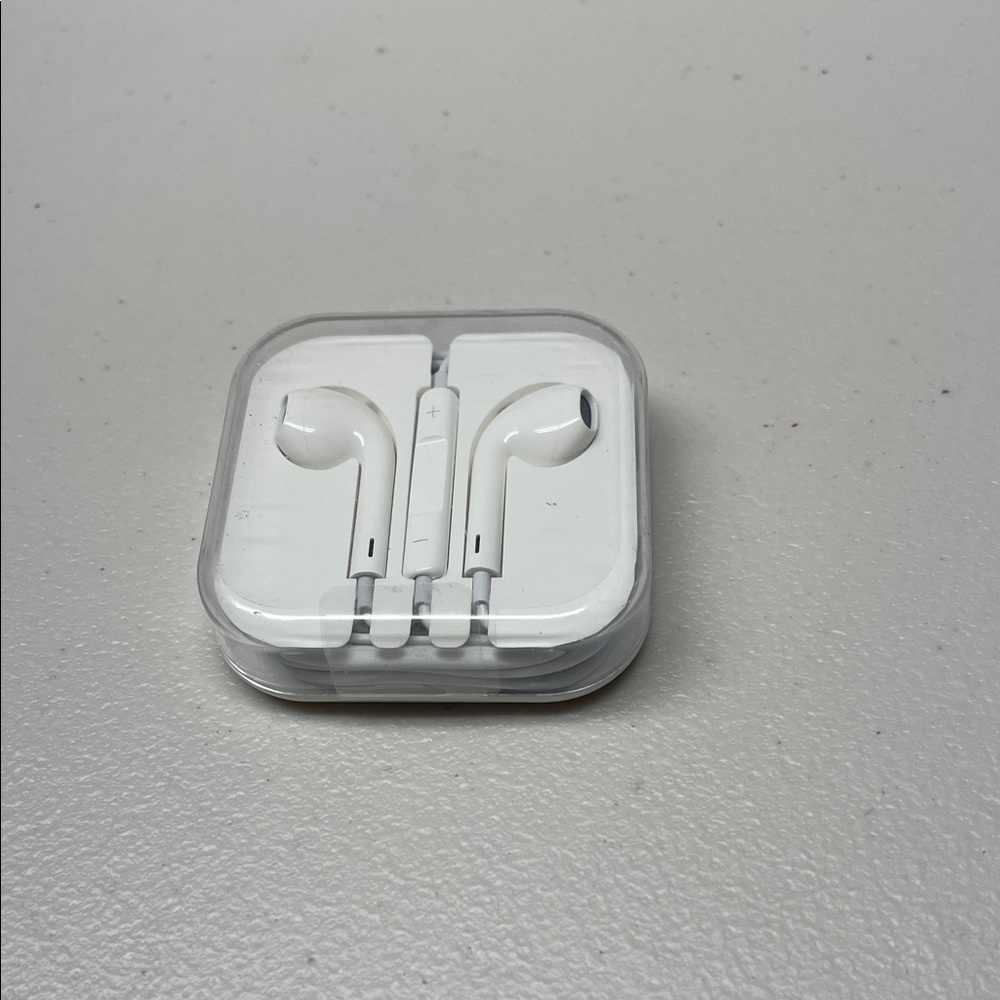 Apple EarPods In Ear Canal Wired Headset with Case - White. NEW